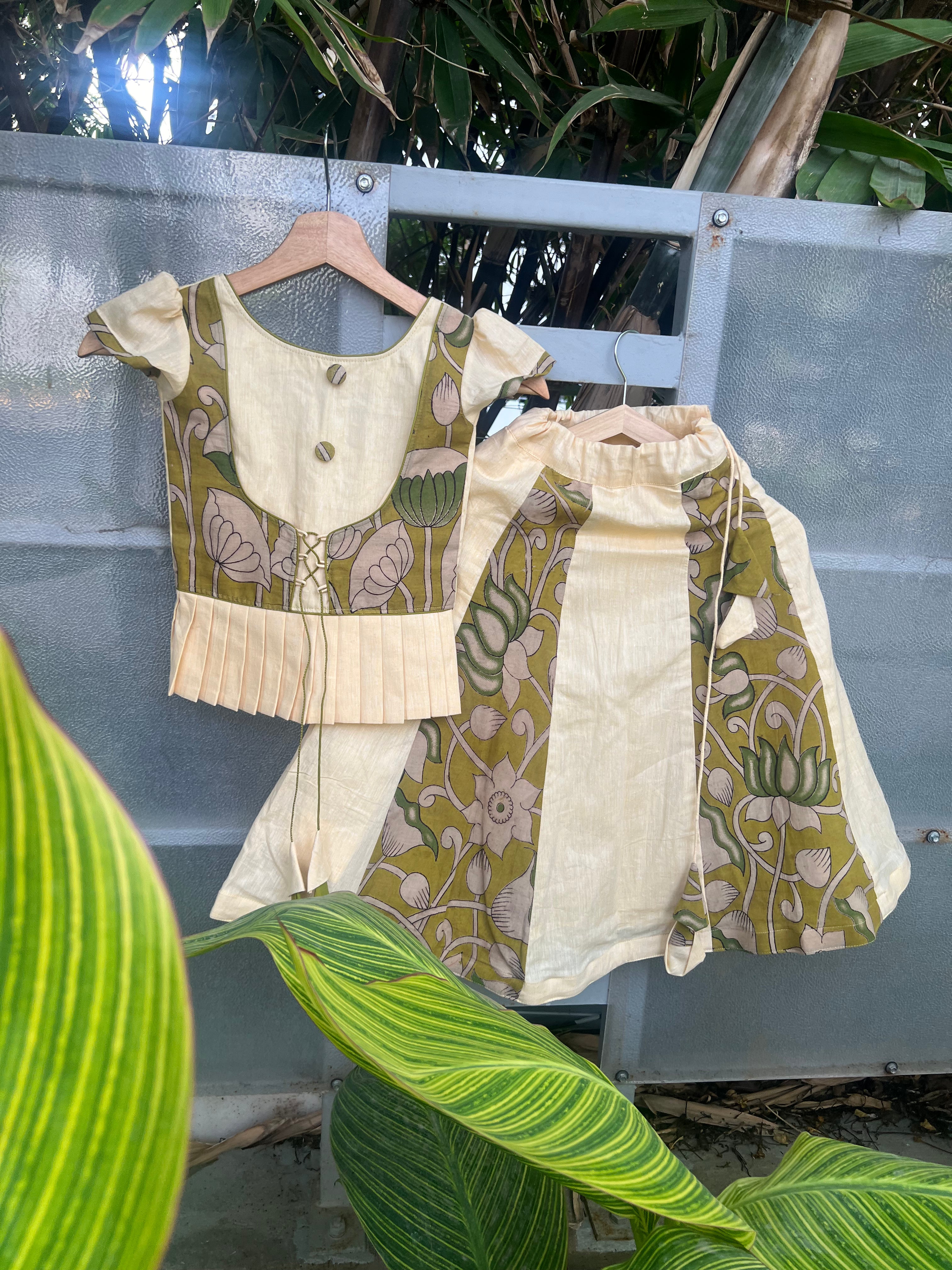 Flying kites Ivory kalamkari khali lehenga and pleated blouse